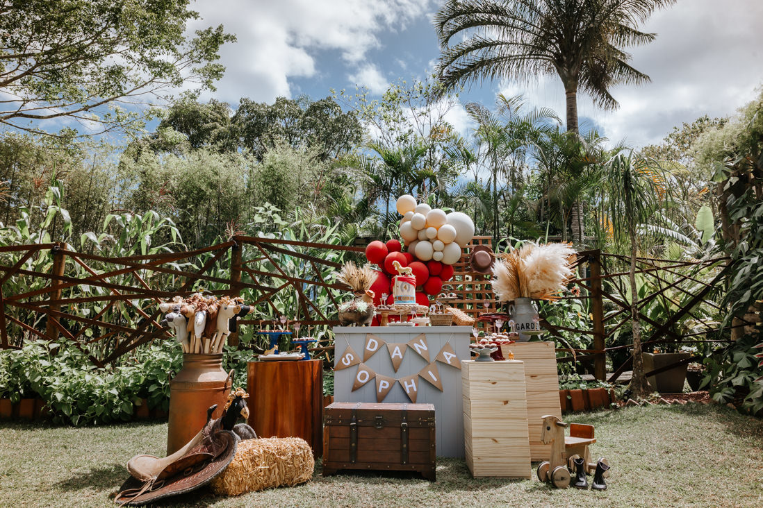 Mesa de bolo tema cowboy  de Festa infantil no Espaço Jamboo em Vargem Grande