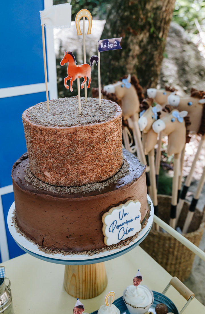 bolo de doia andares com cobertura de chocolate para festa tema piquenique no celeiro