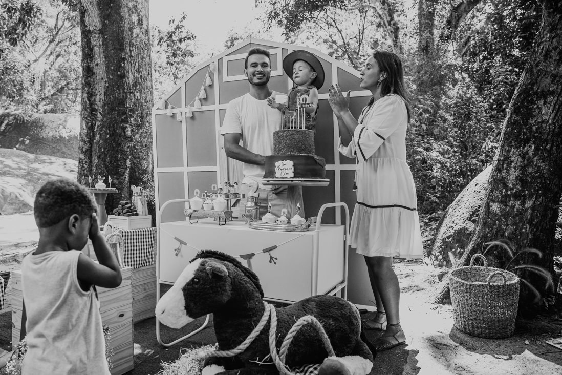 criança reza no hora do parabéns no momento do derrama senhor