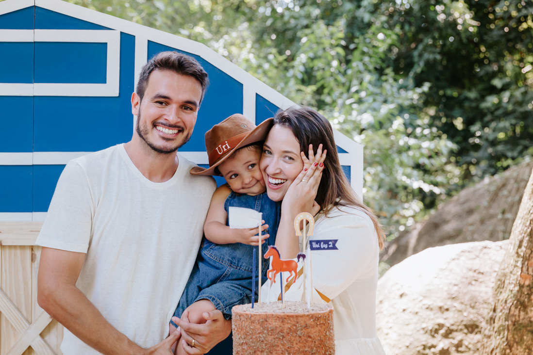 criança faz afago no rosto da mae na hora do seu parabens