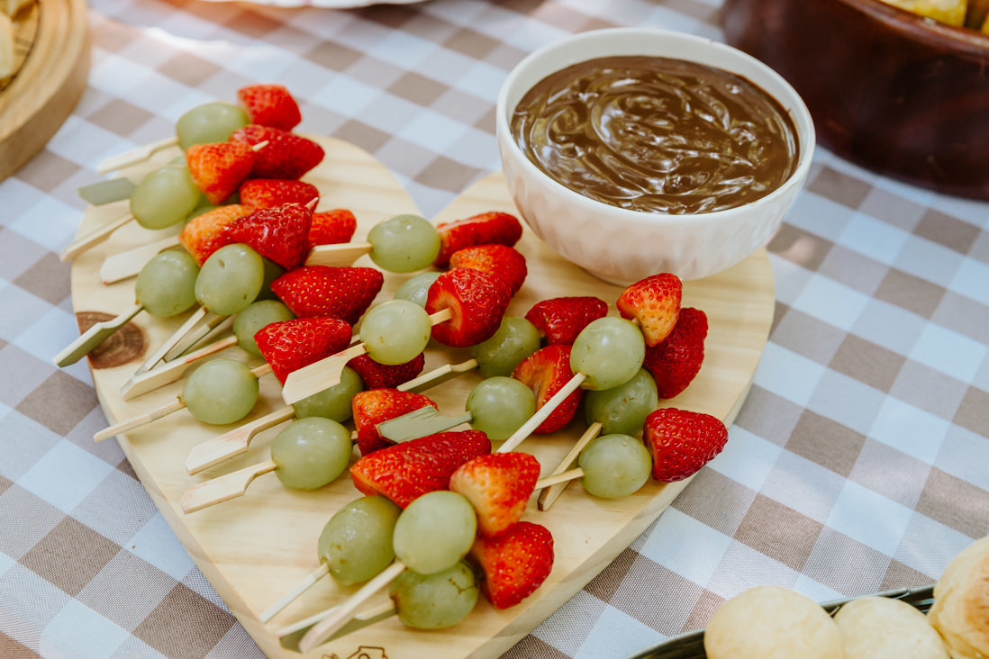 comidinhas para piquenique uva com morango no palito e ganache de chocolate ao leite para molhar