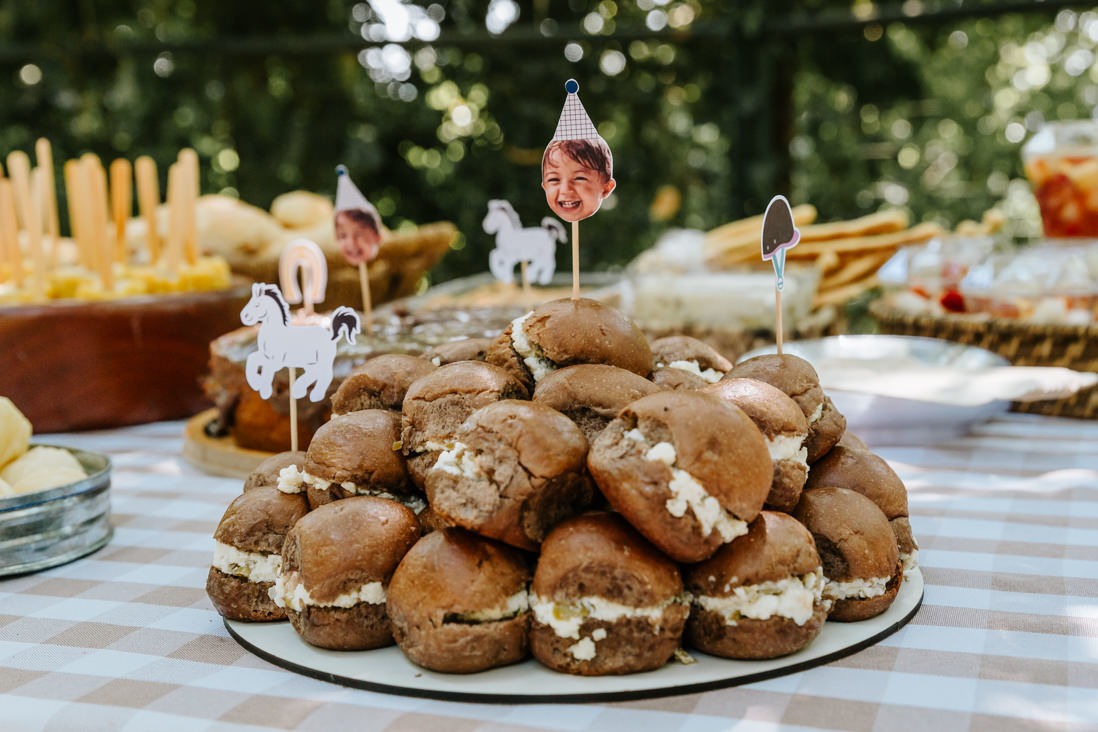 mini sanduiche de pao australiano e recheio de queijo minhas para piquenique