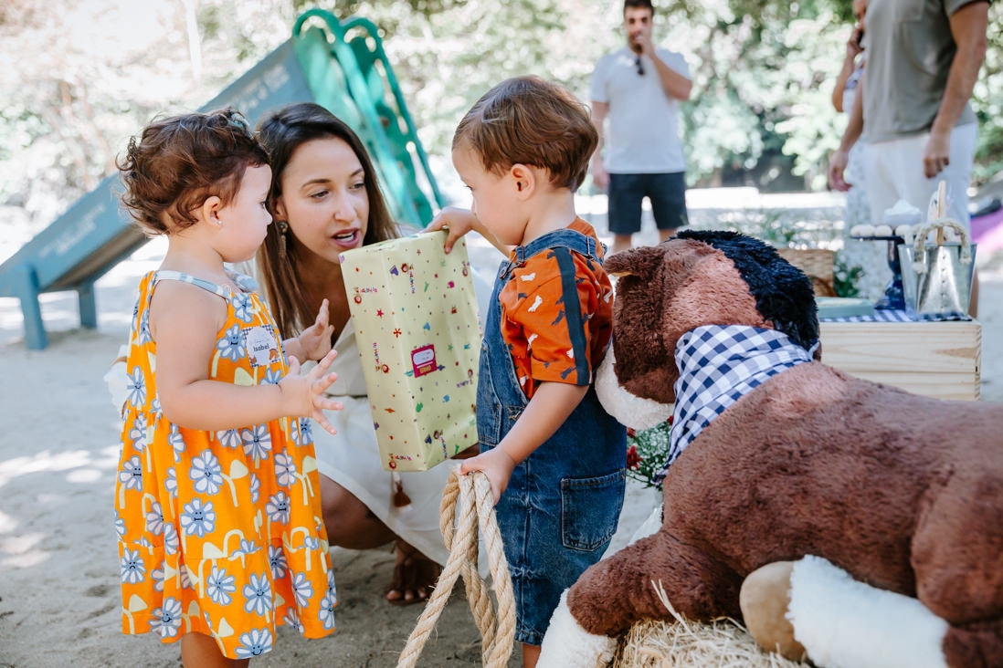 aniversariante de 2 anos recebe presente de convidada de 2 anos