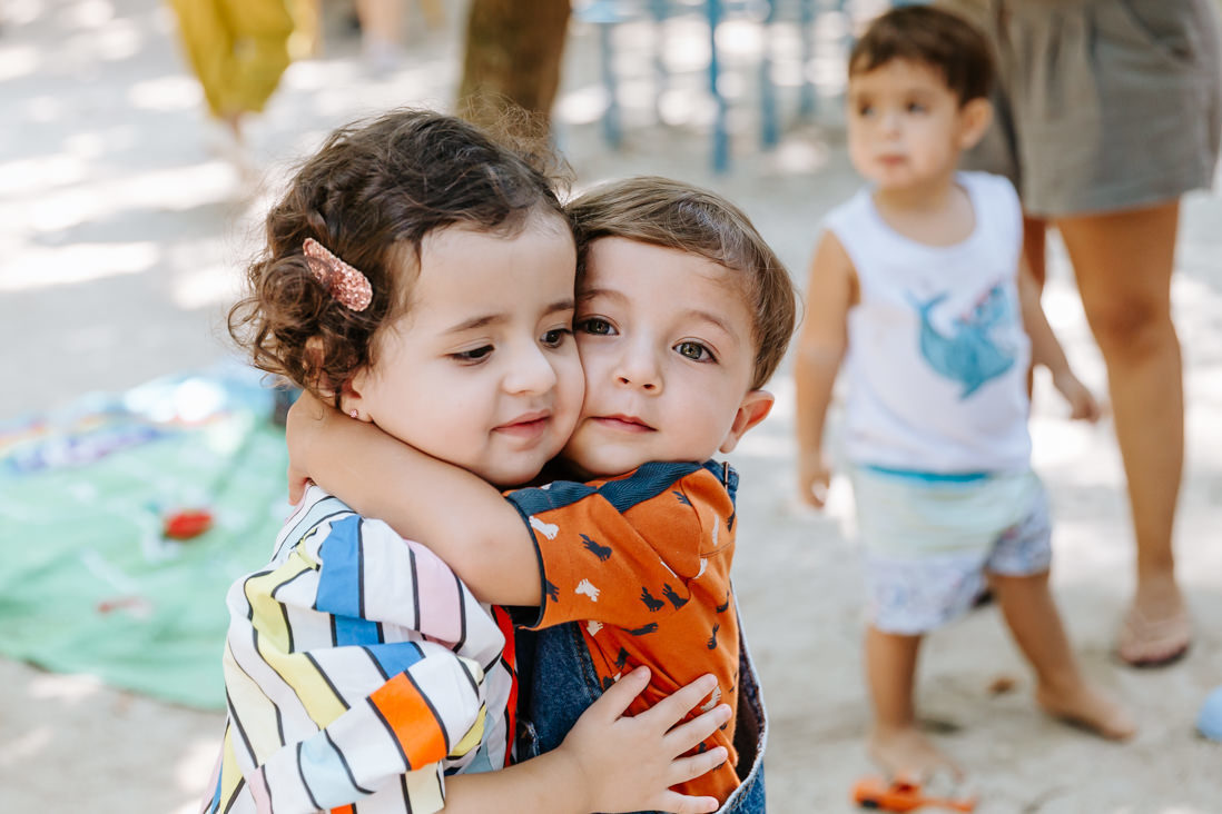 duas crianças de 2 anos se abraçam