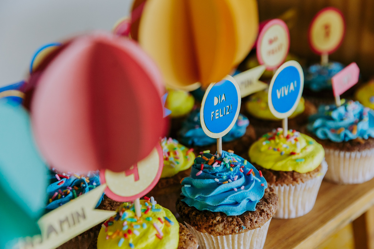 Fotografia de cupcake da Deias na decoração de festa infantil no Rio de Janeiro