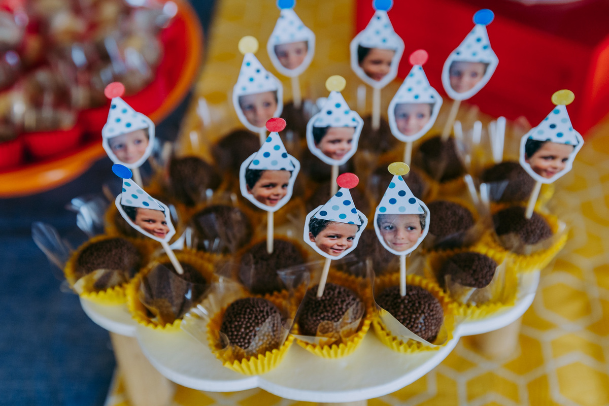 Fotografia de doces da Deia na  decoração de festa infantil com foto dos aniversariantes no Rio de Janeiro