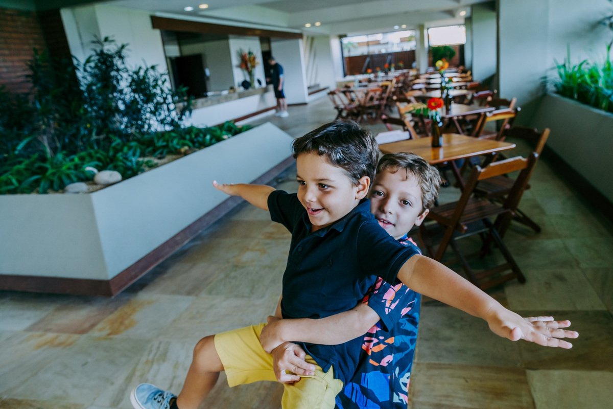 Fotografia de irmãos aniversariantes na festa infantil no play do condomínio