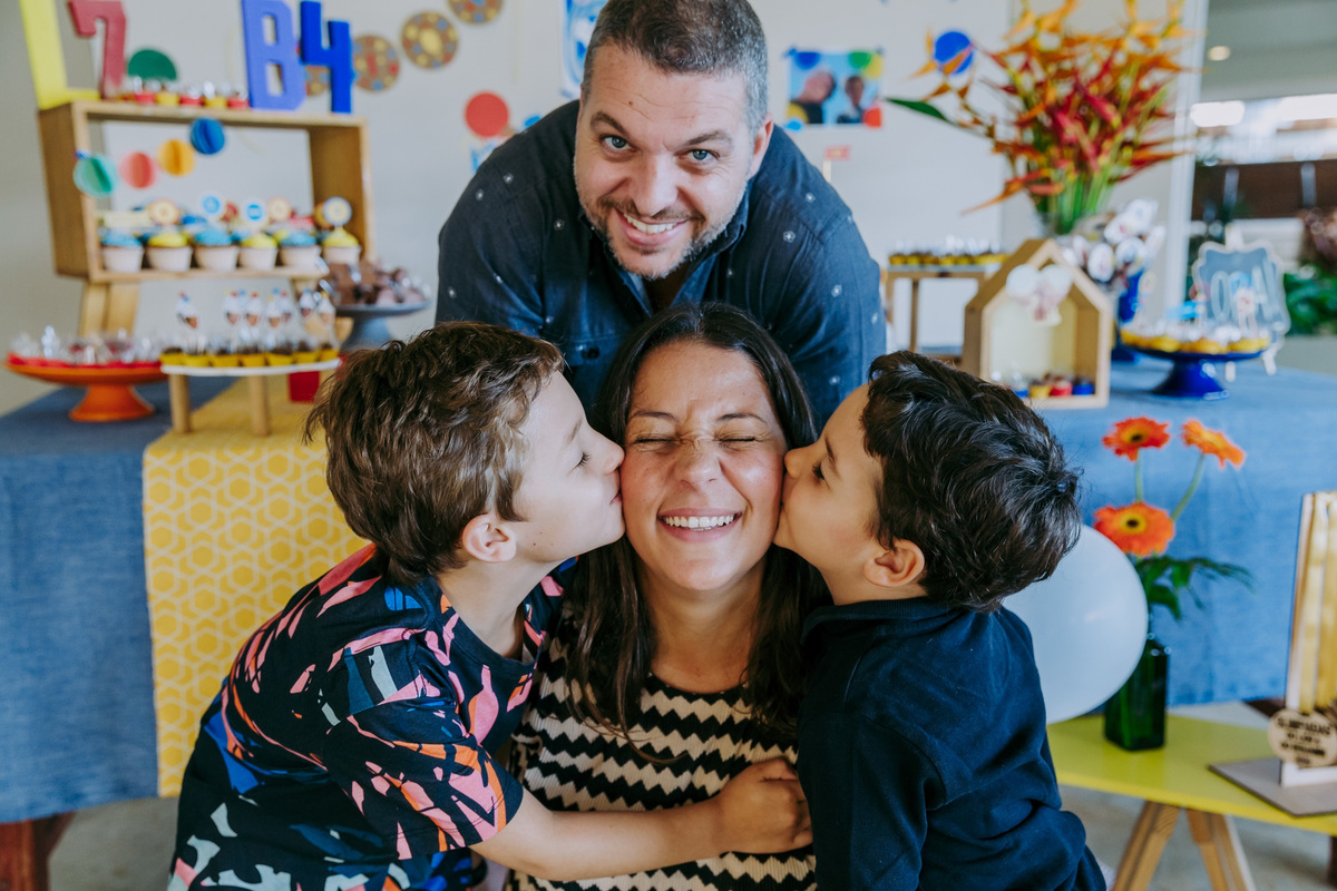 Fotografia de filhos beijando a mãe