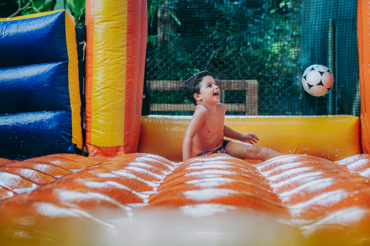 Fotografia menino sorrindo no gol do futebol de sabão na sua festa de aniversário infantil no play do condomínio na Lagoa Rodrigo de Freitas no Rio de Janeiro