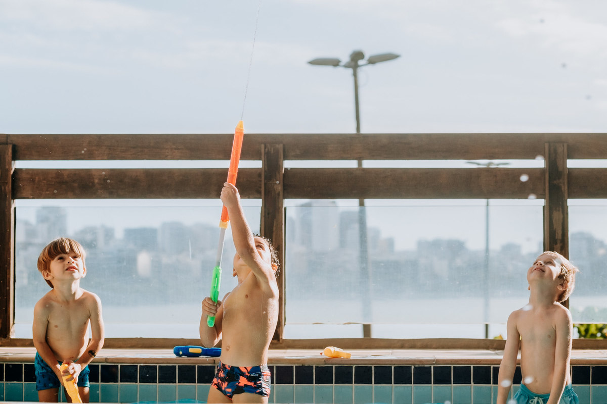 Fotografia de crianças na piscina em festa infantil no play do condomínio na Lagoa Rodrigo de Freitas no Rio de Janeiro