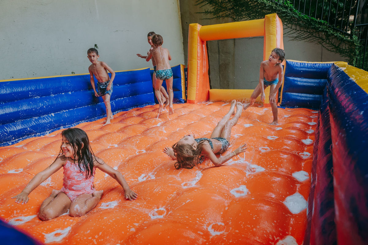 Fotografia crianças no
 futebol de sabão em festa de aniversário infantil no play de condomínio na Lagoa Rodrigo de Freitas no Rio de Janeiro
