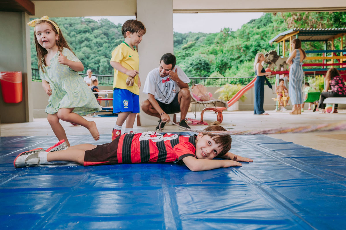 fotografia de criancas participando de recreação infantil com os recreadores da Fabulosos durante festa de irmãos no play de condomínio na Lagoa Rodrigo de Freitas no Rio de Janeiro
