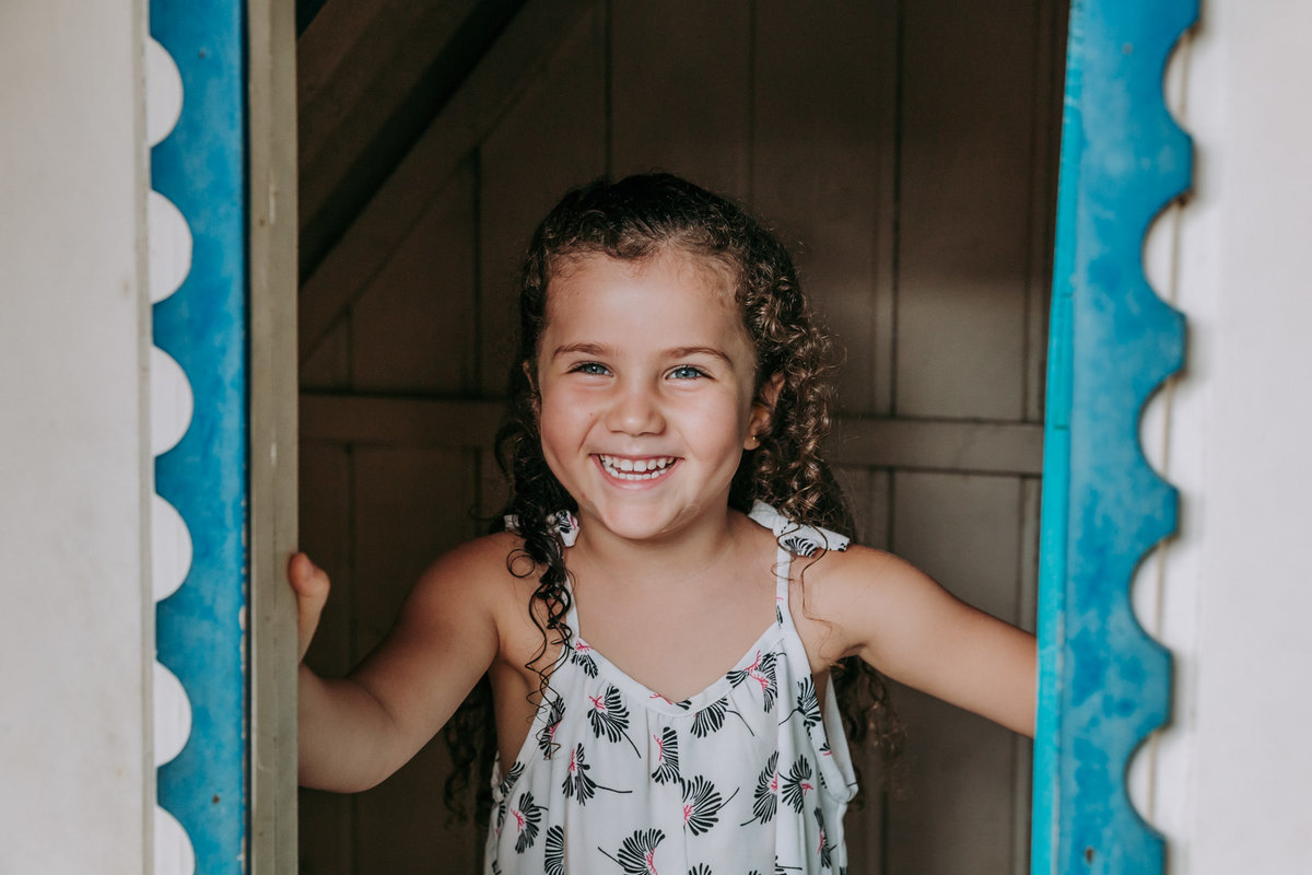 Fotografia de menina em casinha em festa infantil no Rio de Janeiro