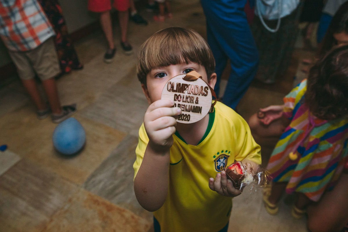 Fotografia de crianca com medalha