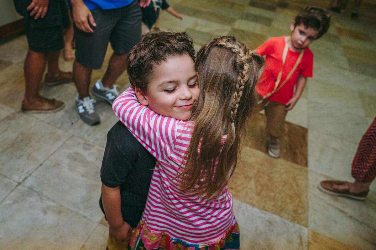 Fotografia de abraco de duas crianças em festa infantil no Rio de Janeiro