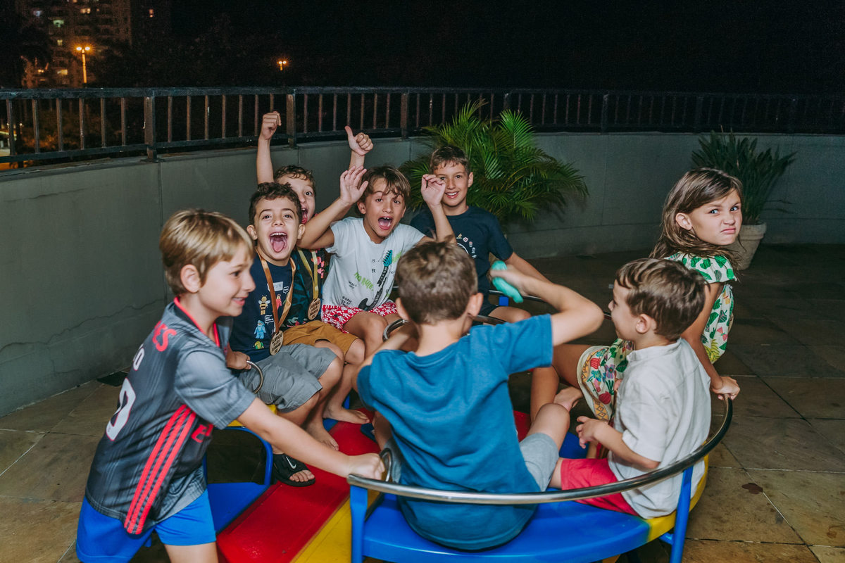Fotografia de criancas brincando em brinquedo de parquinho de play em festa infantil no Rio de Janeiro