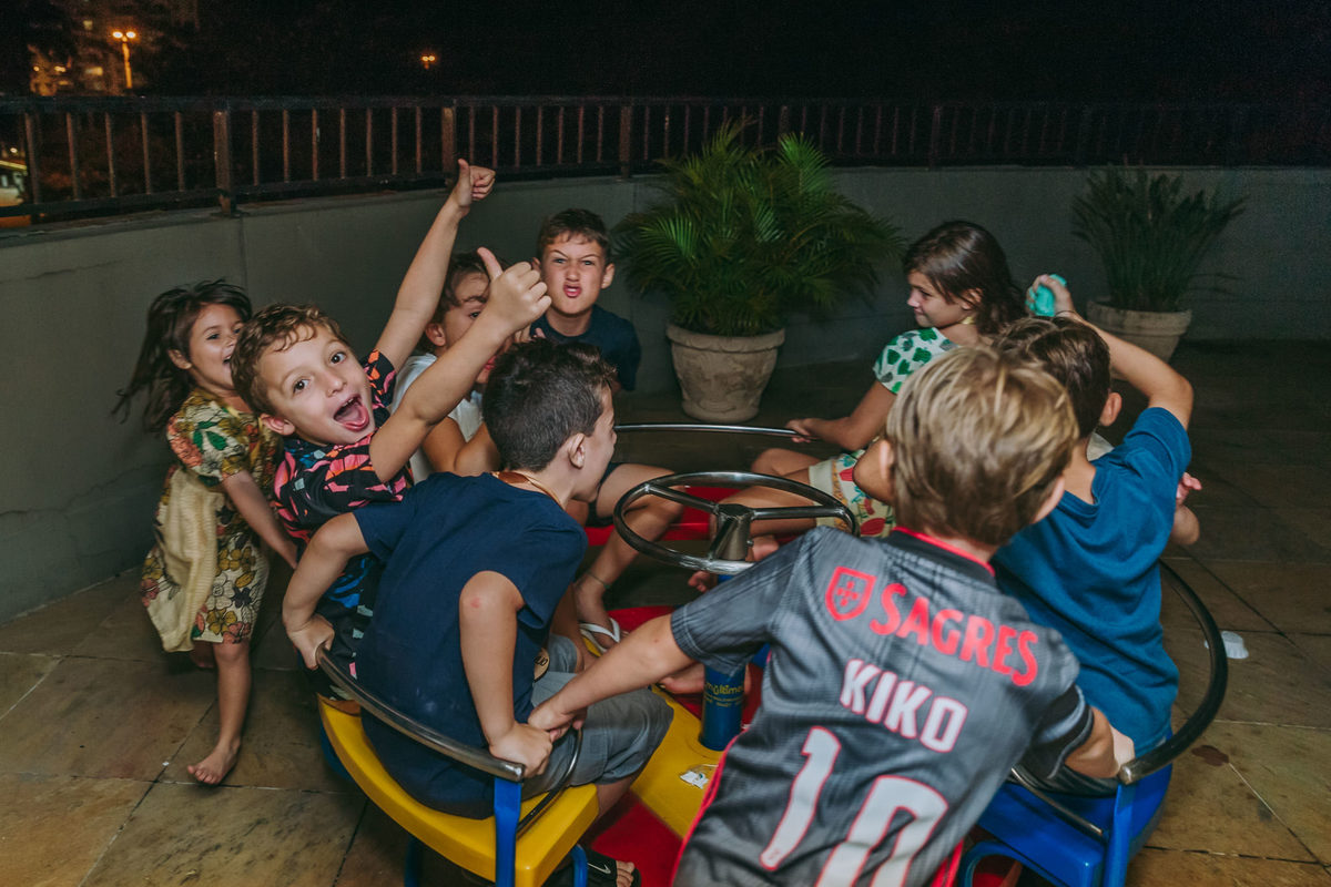 Fotografia de crianças brincando em brinquedo de festa infantil