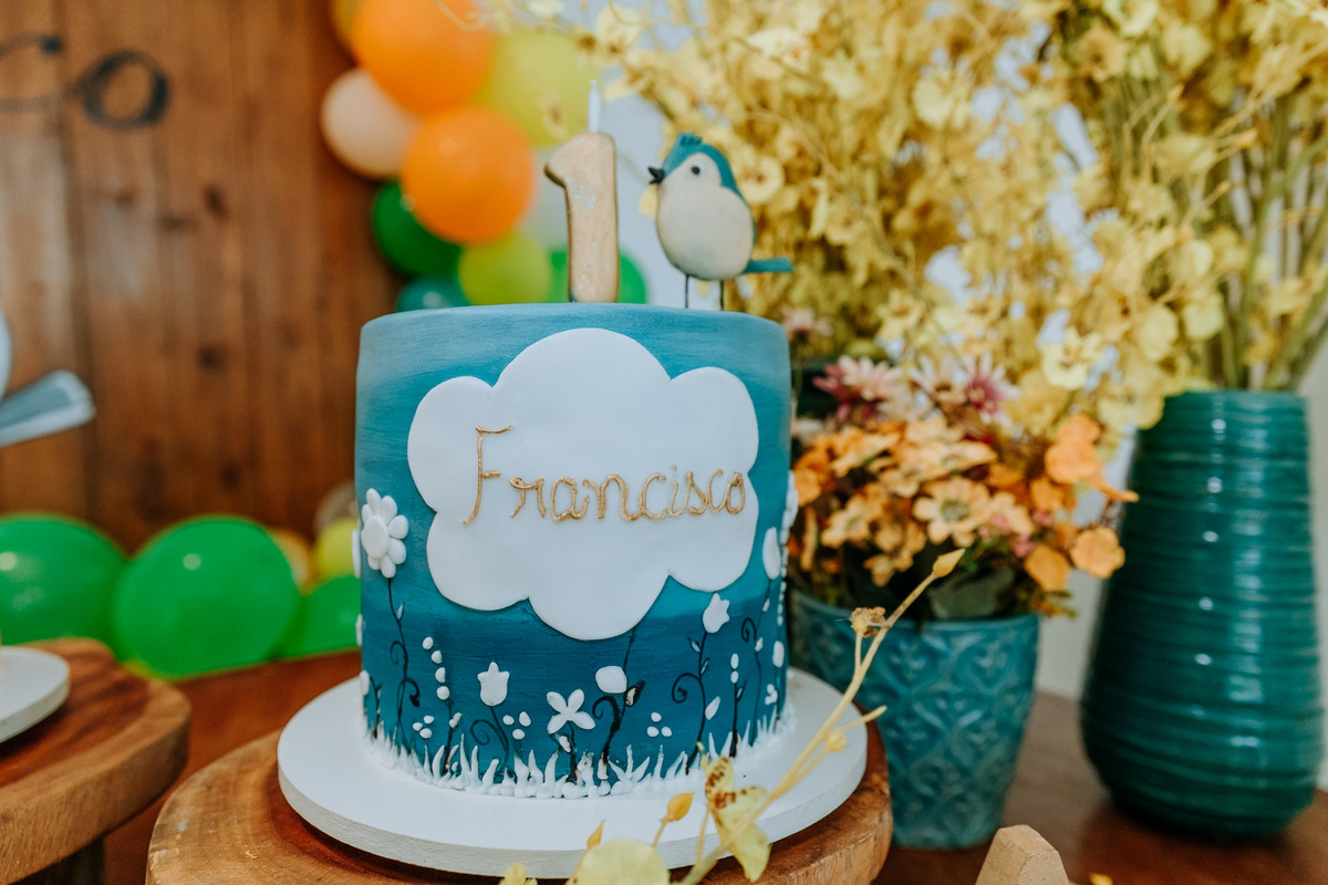 Fotografia de bolo azul pequeno com tema passarinhos