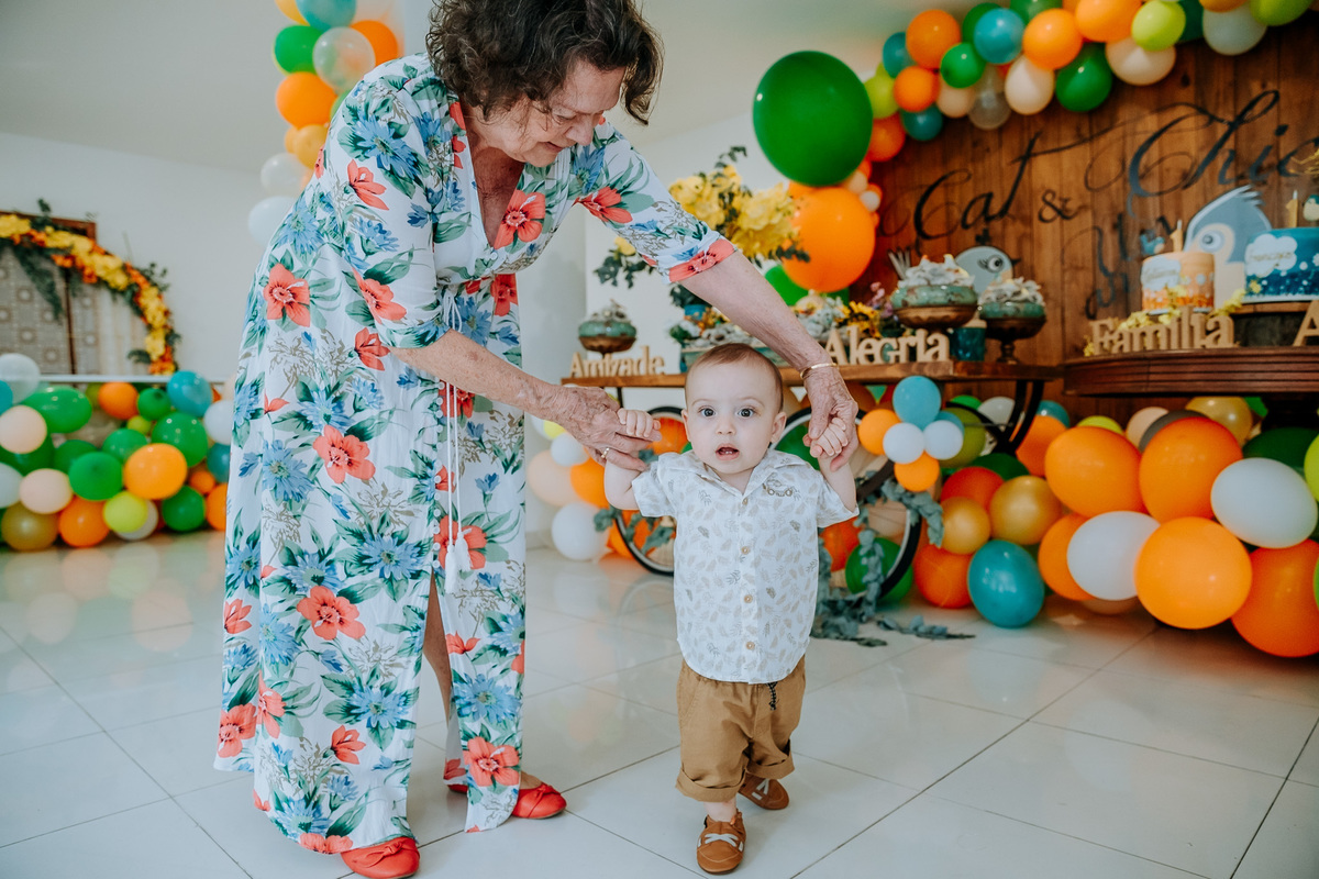 Fotografia de criança de 1 ano com a vó na festa infantil