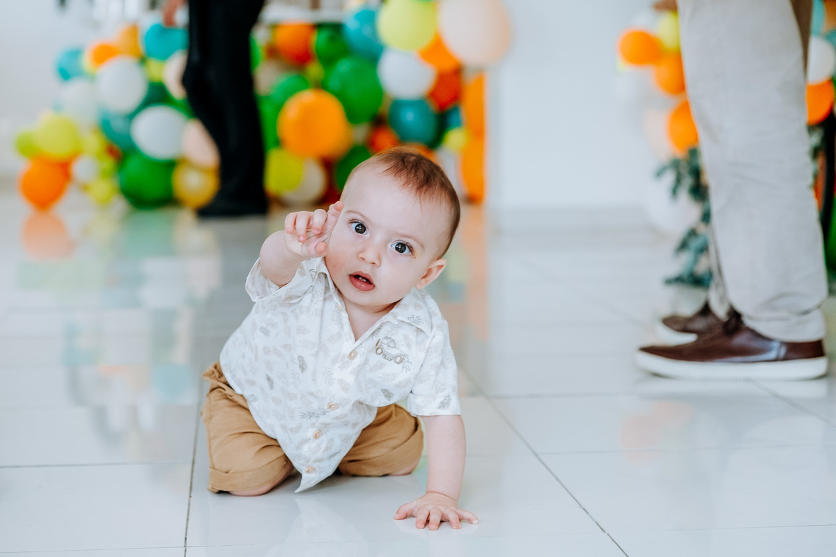 Fotografia de criança apontando pra câmera em sua festa de aniversário