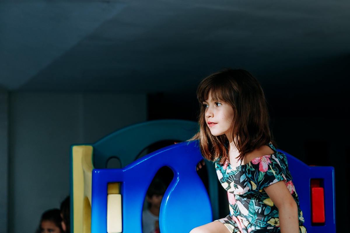 Fotografia de menina em brinquedo de parquinho