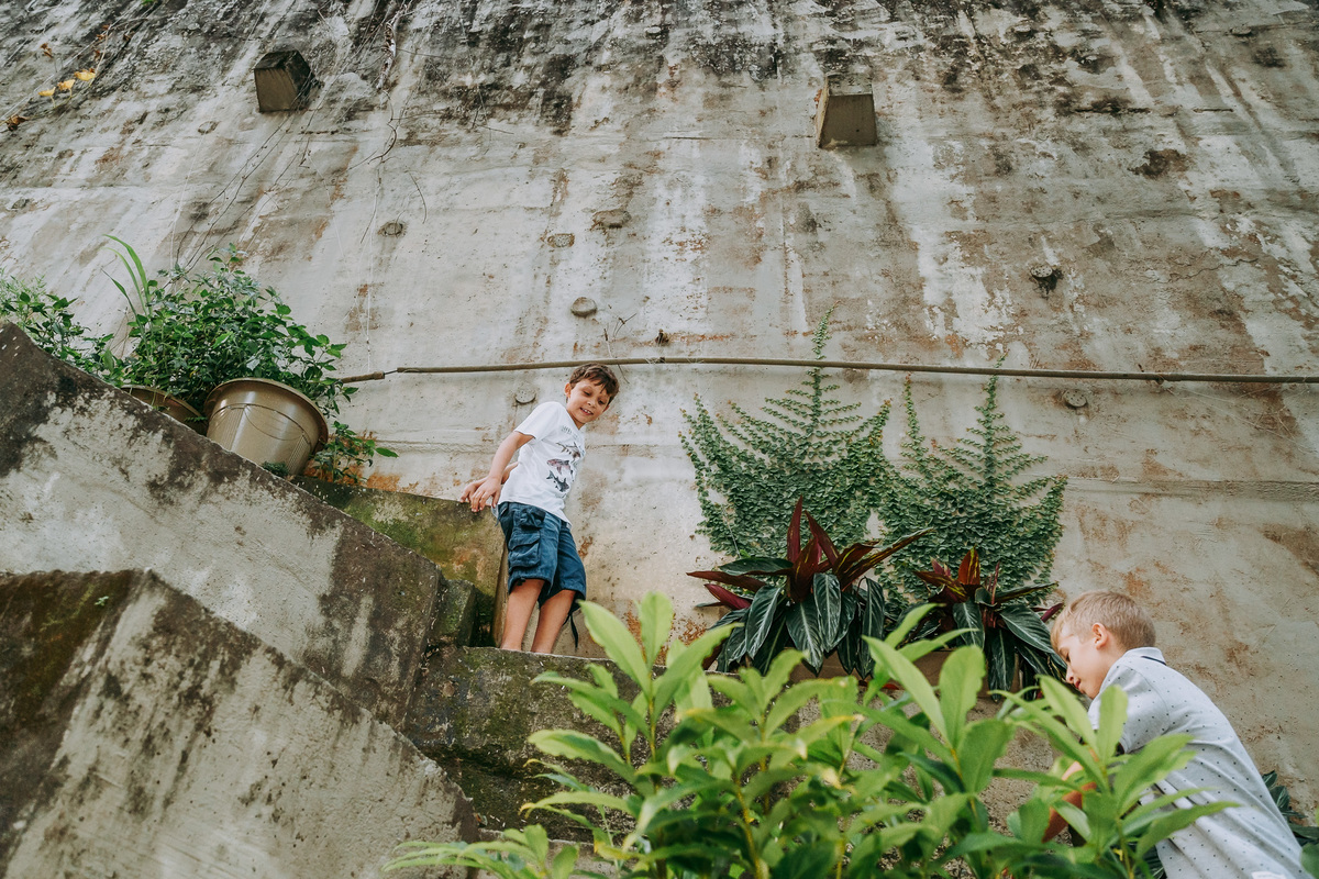 Fotografia de meninos brincando de escalada