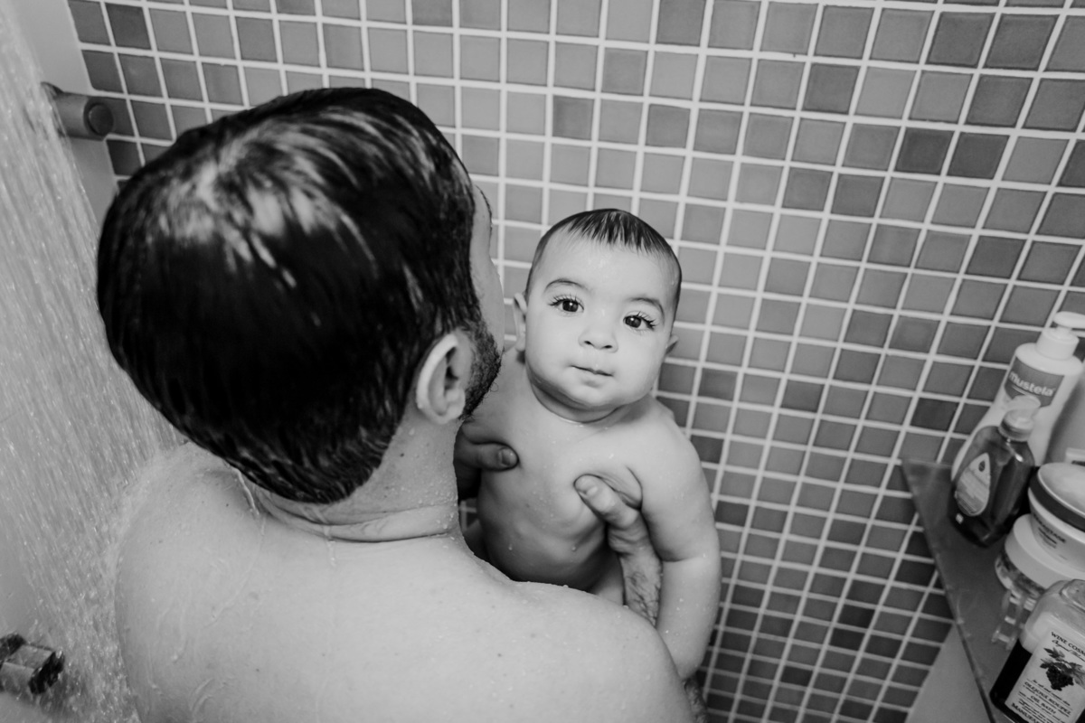 Fotografia de ensaio lifestyle com  bebê no banho com o pai