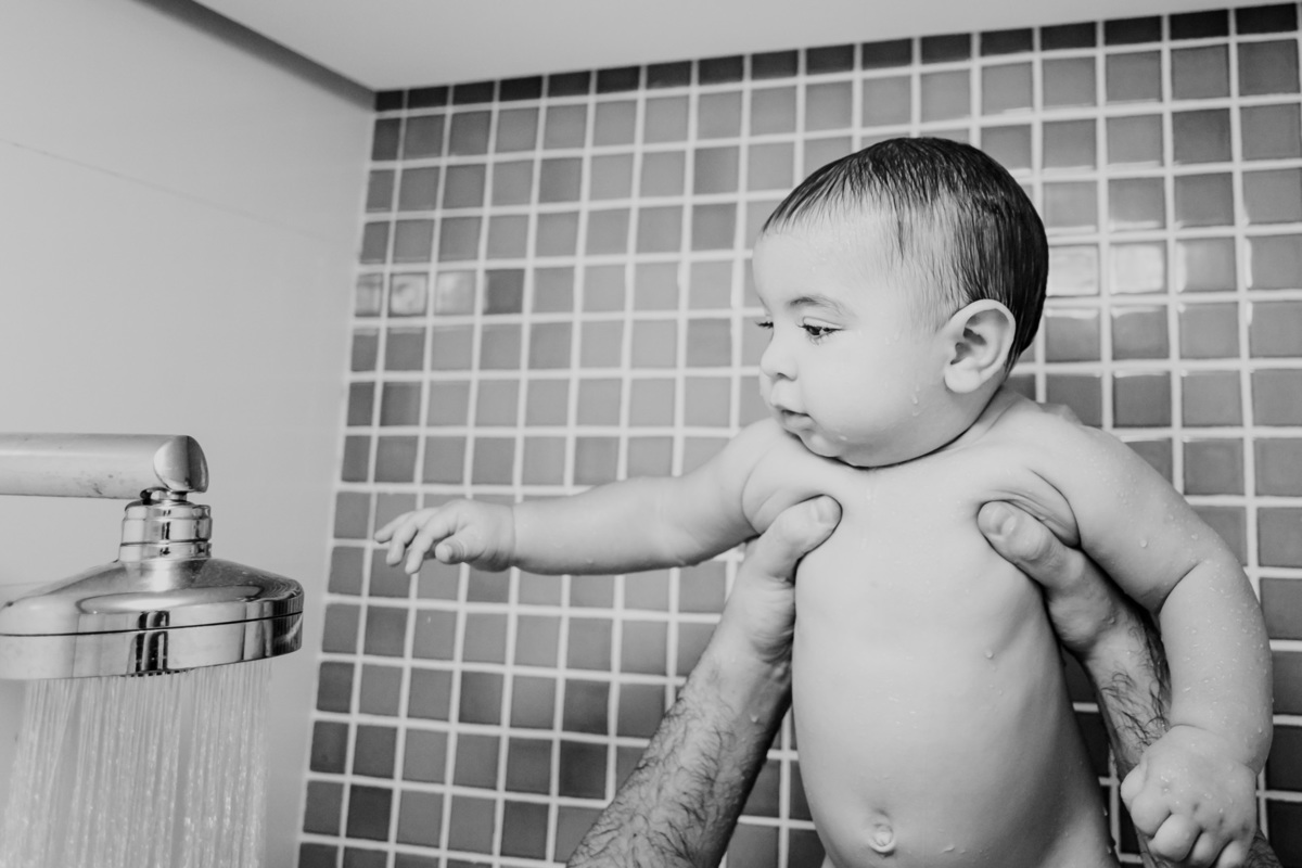 Fotografia de ensaio lifestyle com  bebê no banho com o pai