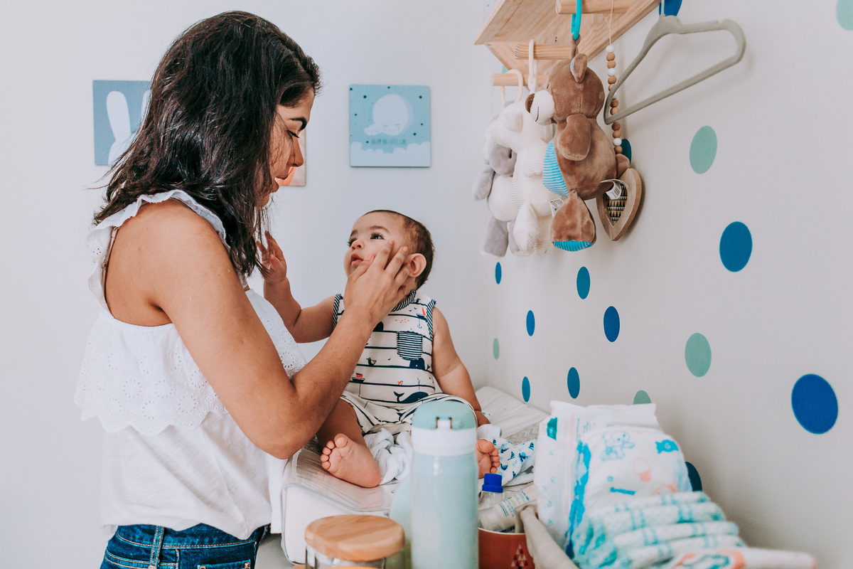 Fotografia de Família lifestyle com mãe e bebê se olhando e fazendo carinho um no outro