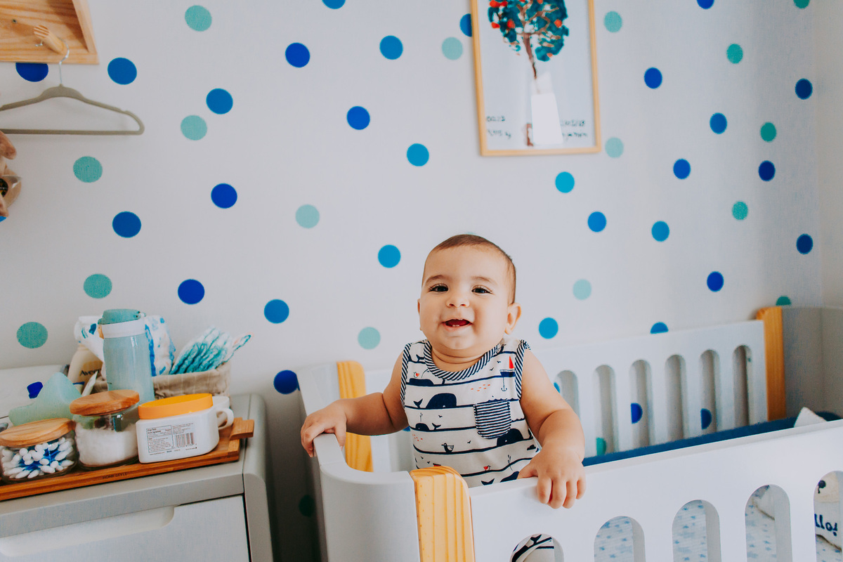 Fotografia de ensaio de bebê no berço sorrindo