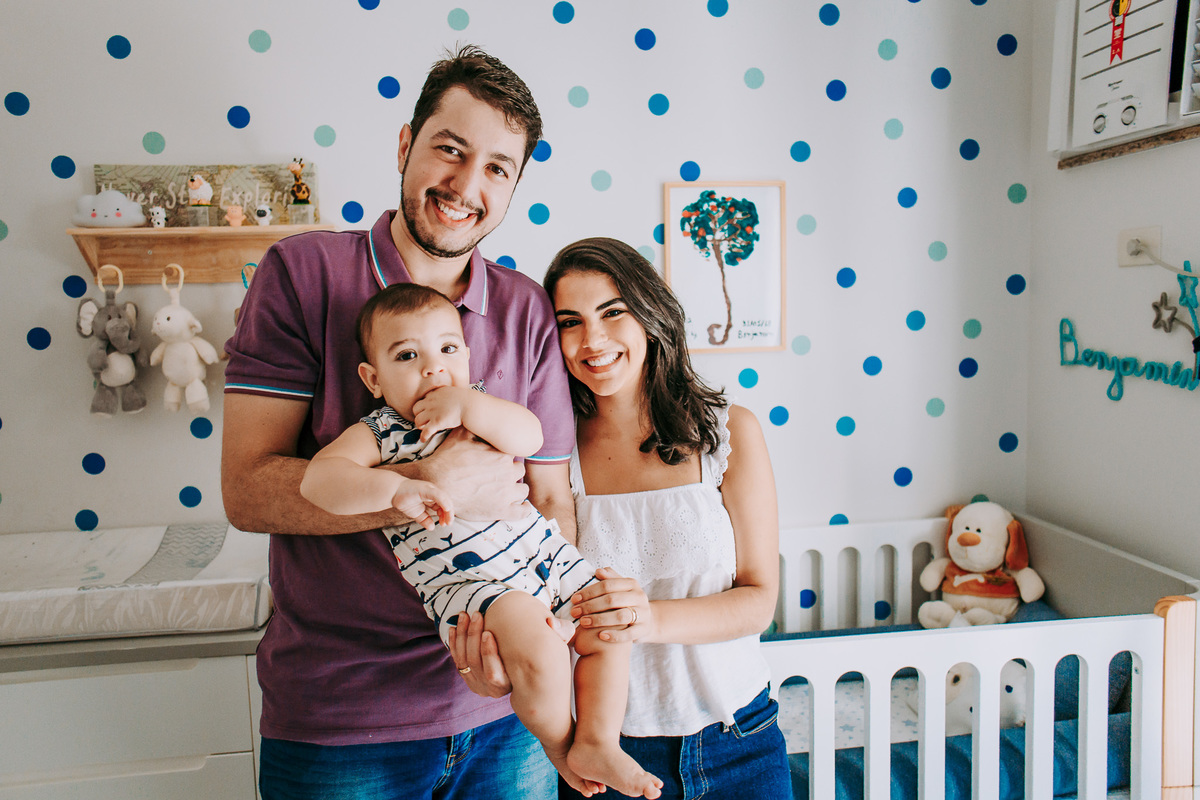 Fotografia de ensaio família lifestyle no quarto do bebê