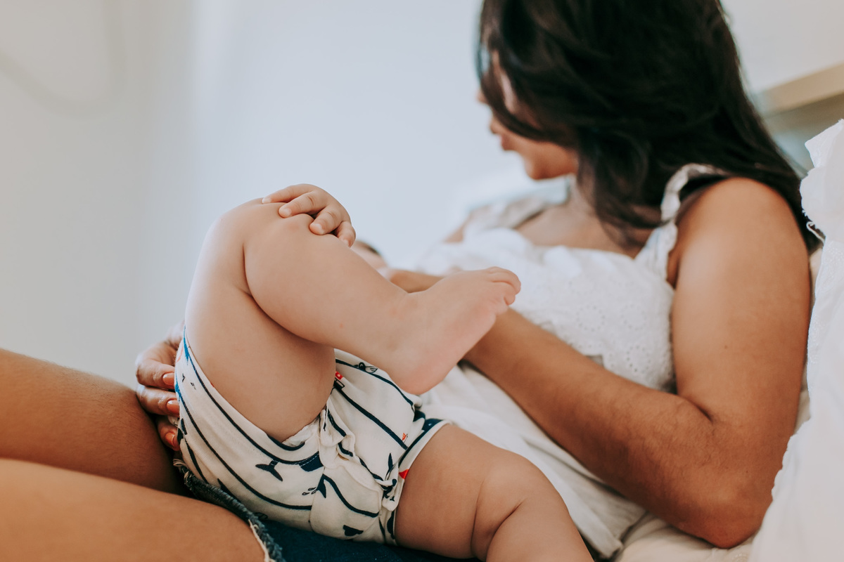 Fotografia de bebê mamando