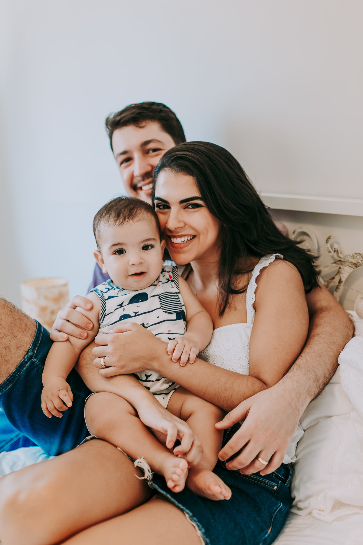 Fotografia de criança sorrindo com a mãe