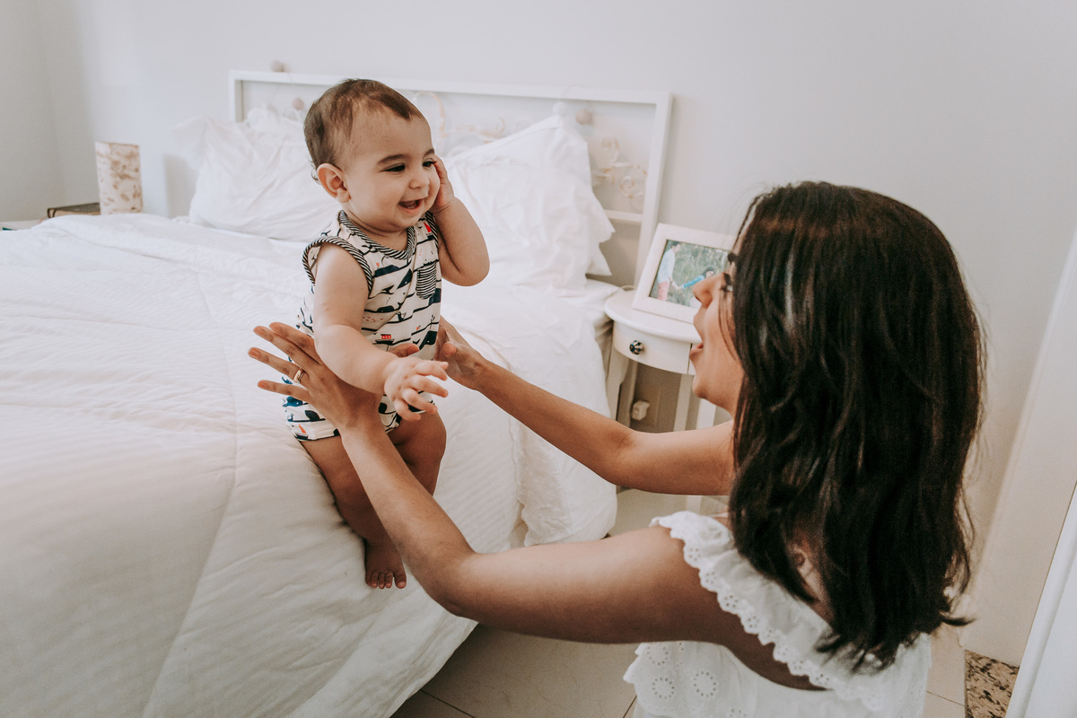 Fotografia de mãe e bebê interagindo no ensaio fotográfico lifestyle