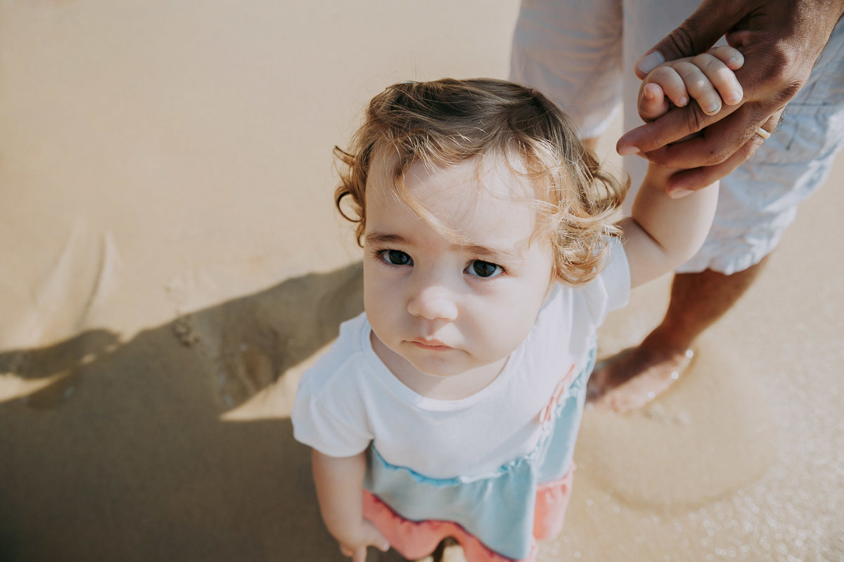 Fotografia de menina olhando pra câmera de baixo para cima