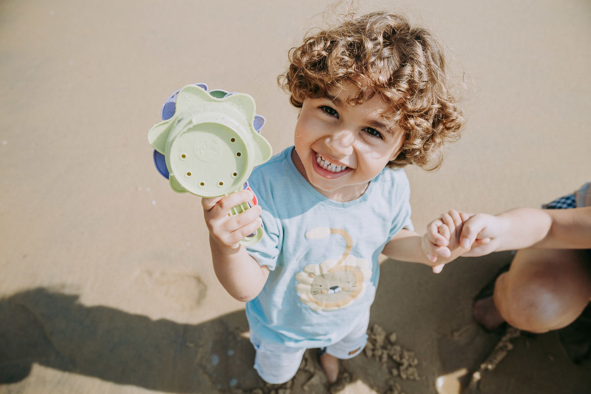 Fotografia de menino olhando pra câmera de baixo para cima