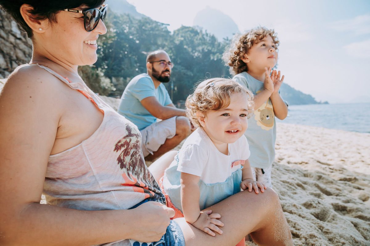 Fotografia de Família nas areias da Praia Vermelha durante ensaio fotográfico no RJ
