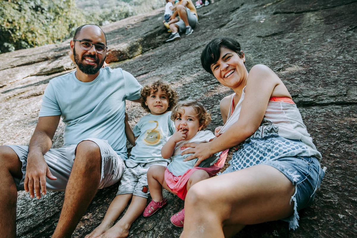 Fotografia de família na pedra em ensaio fotográfico na Pista Claudio Coutinho no RJ
