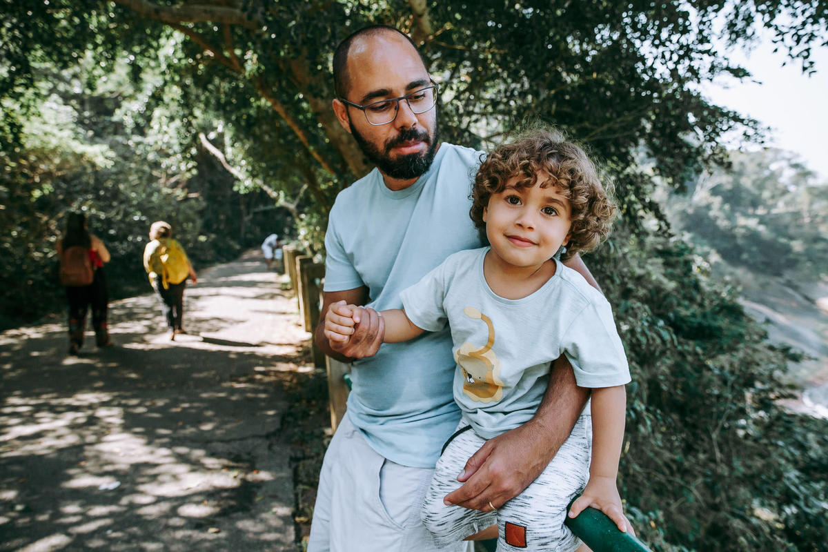 Fotografia de pai e filho em ensaio fotográfico na Pista Claudio Coutinho no RJ