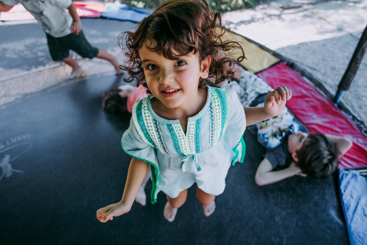 menina pulando no pula-pula