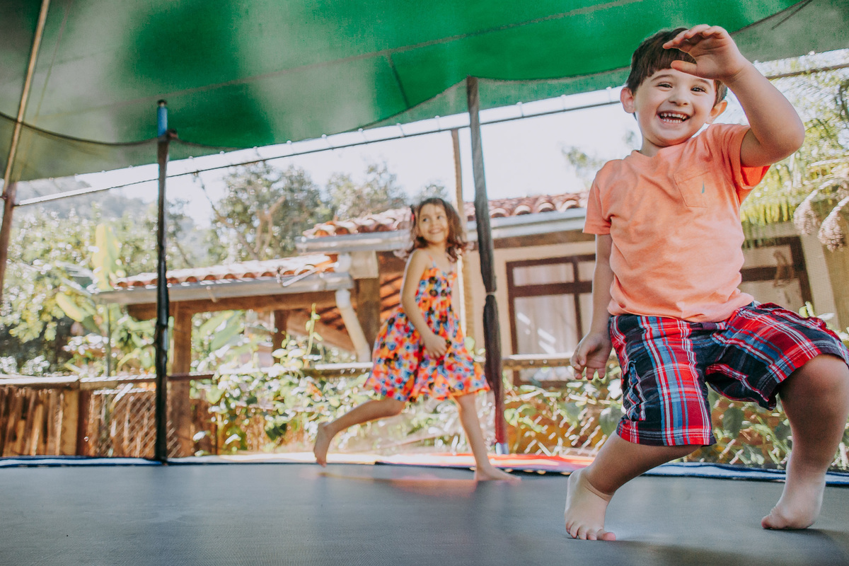 foto de duas crianças correndo no pula pula