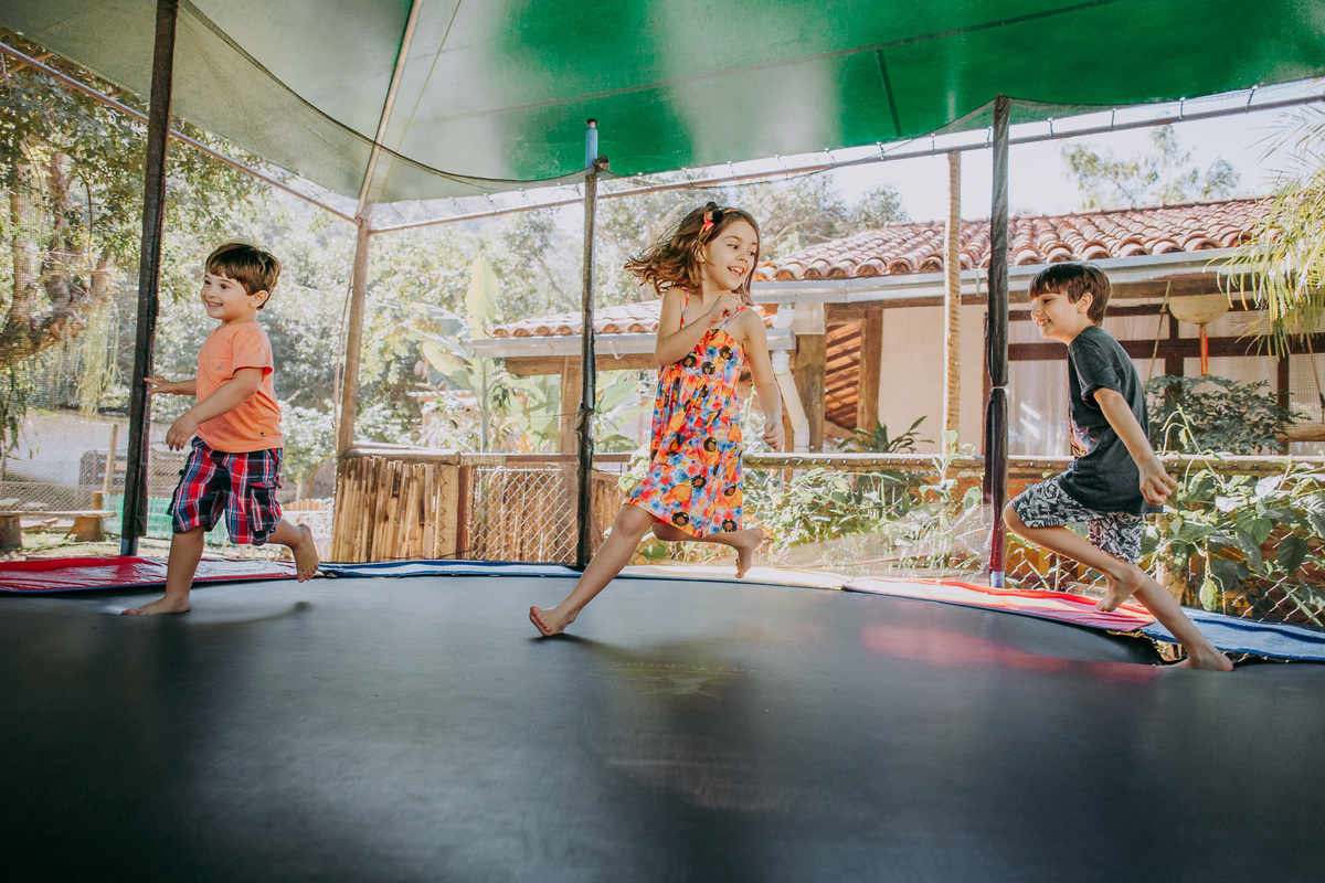 crianças correndo no pula-pula