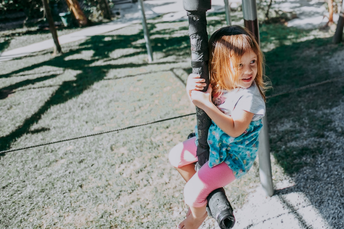menina loira no balanco do sitio festa na floresta em niteroi em festa infantil