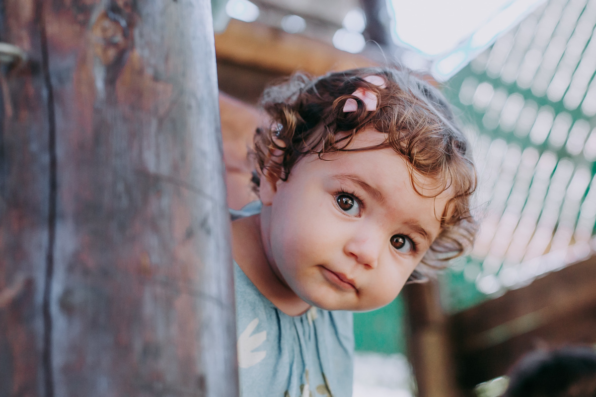 Criança olhando para a camera em seu aniversario de um ano