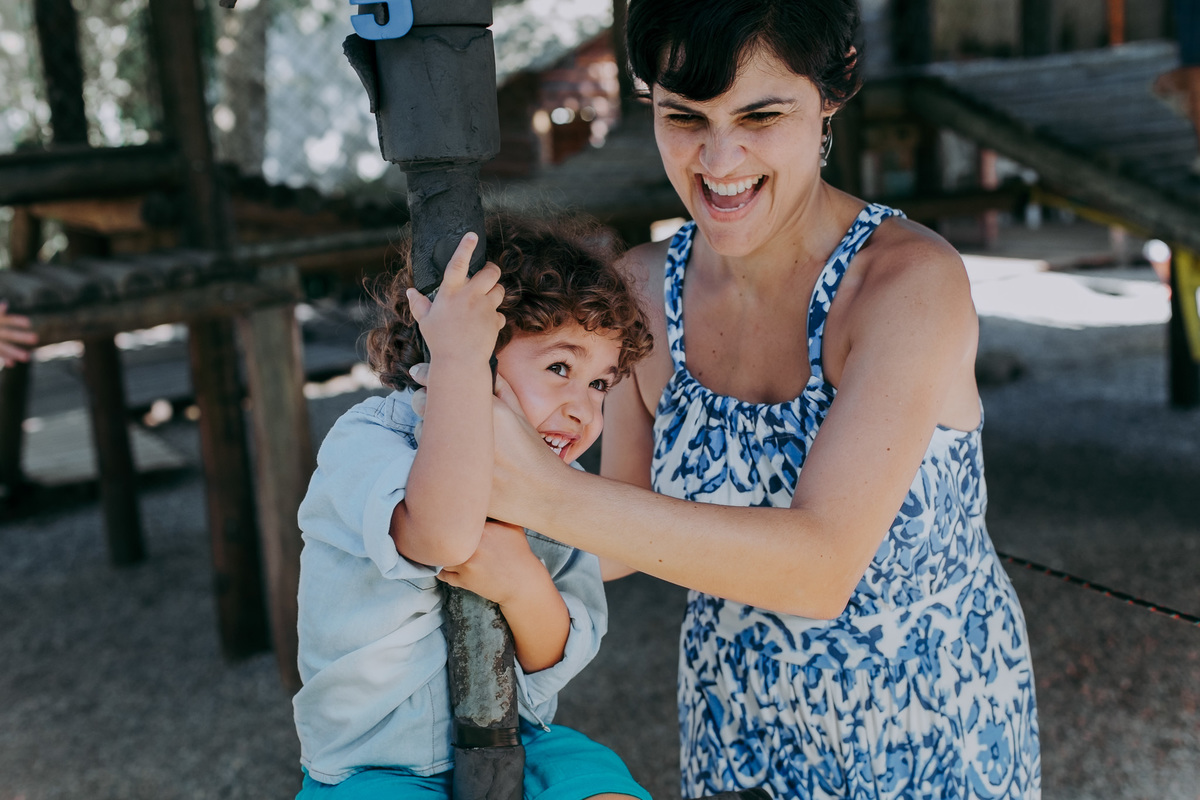fotografia de mae segurando filho no balanco