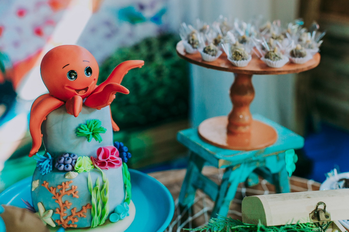 Polvo de biscuit na decoração de festa tema fundo do mar