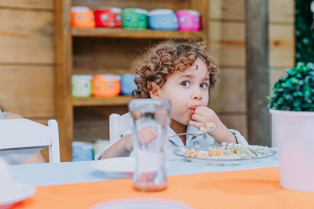 fotografia de aniversariante de tres anos no lanchinho