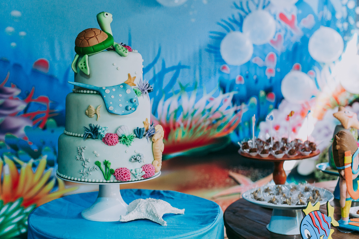 fotografia de bolo de tres andares tema fundo do mar