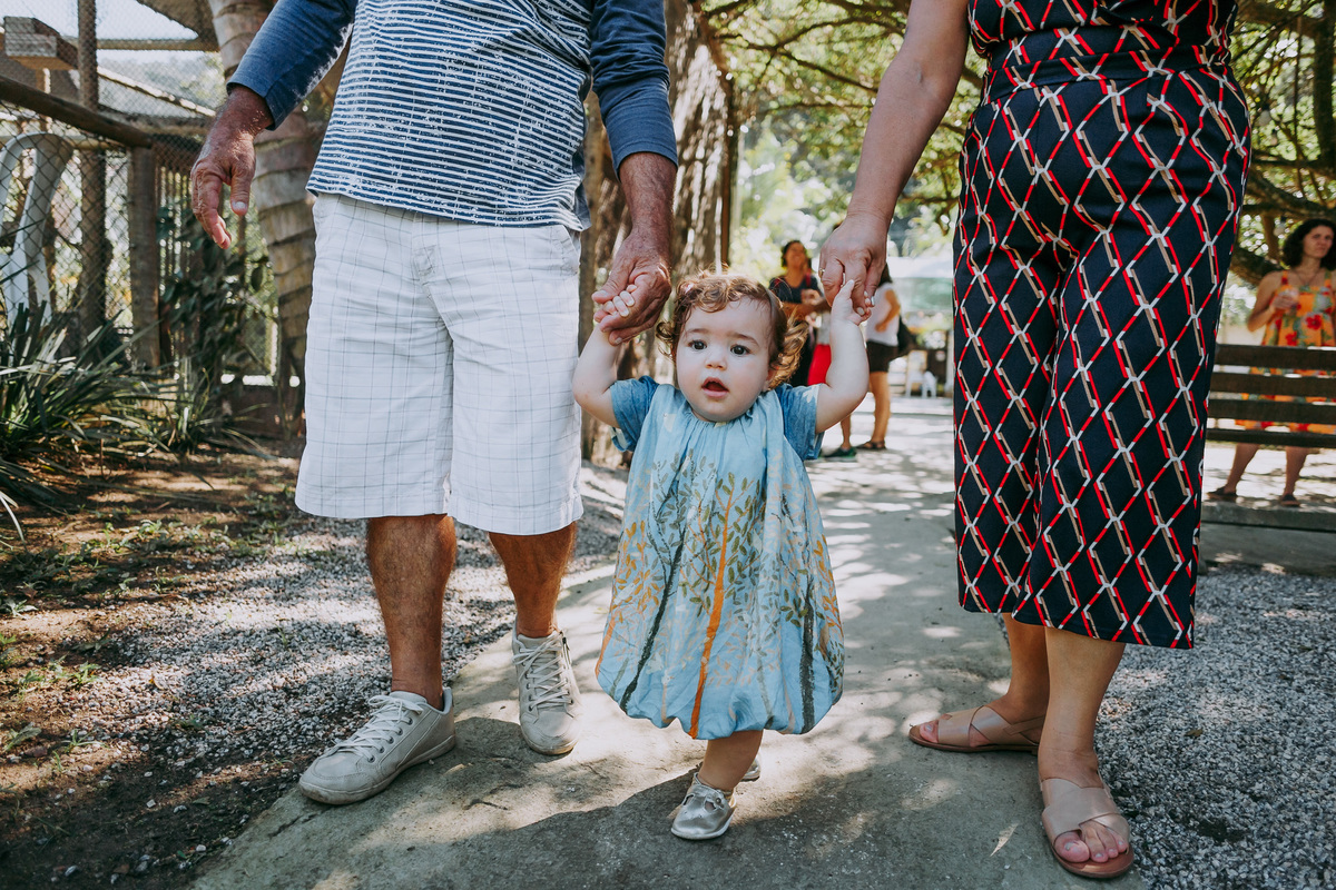 fotografia de criança de um ano caminhando com os avos