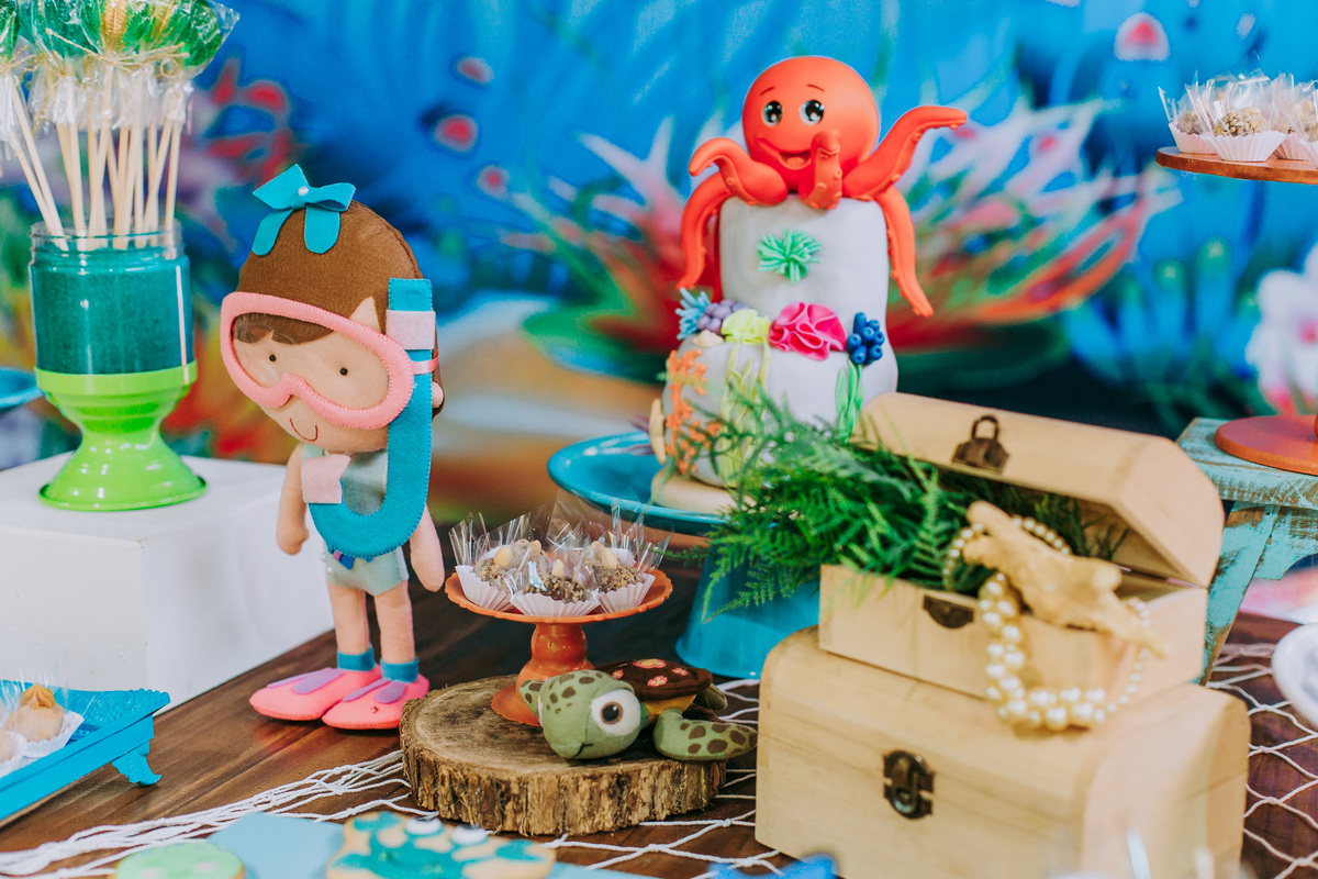 fotografia de mergulhadora de feltro na mesa da decoração da festa de aniversario